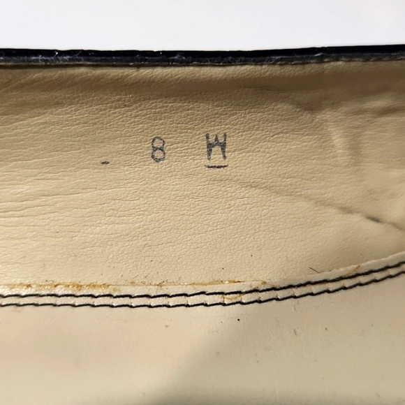 Talbots Black Leather Croc Embossed Gold Chain Detail Heels Size 8 W - Picture 11 of 13